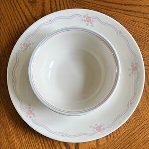 Corelle English Breakfast Floral Patterned set of 2 dinner plates and 2 bowls